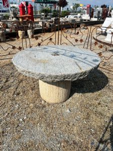 Tisch aus antiken Mühlsteinen